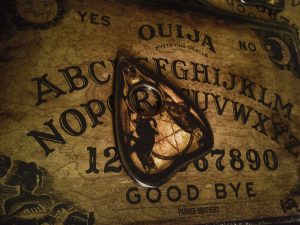 tabuleiro-ouija-modelo-tradicional-ouija-D_NQ_NP_191111-MLB20477796628_112015-F