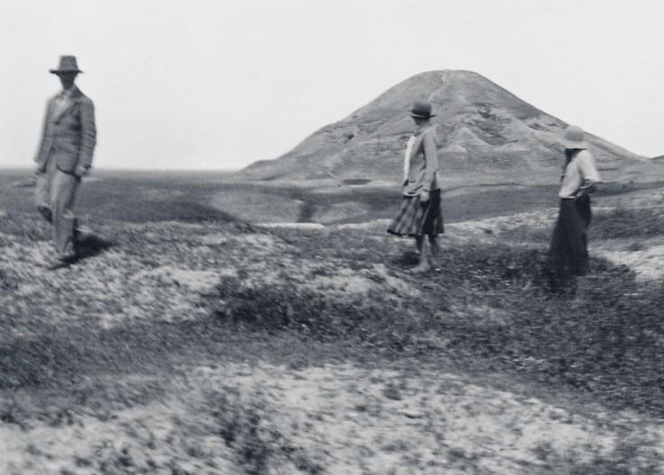 Max-Mallowan-Barbara-Campbell-Thompson-and-Agatha-Christie-visiting-Nimrud-during-the-excavation-at-Nineveh-in-1931-32.jpg